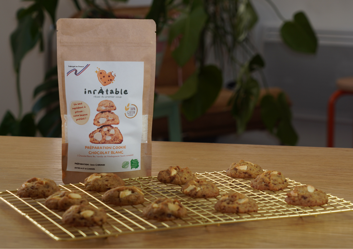 Sachet de préparation sans gluten pour cookies chocolat blanc et vanille de Madagascar inrÀtable, avec les cookies obtenus devant le paquet